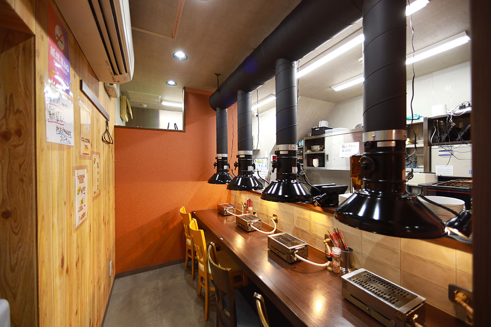ホルモン39店内カウンター